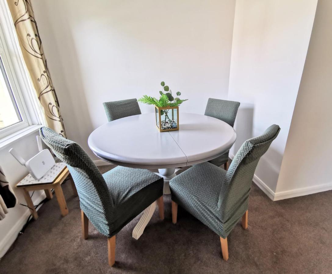 2 Bed Apt W/ Private Parking Close To Town Centre Huntingdon Exterior foto
