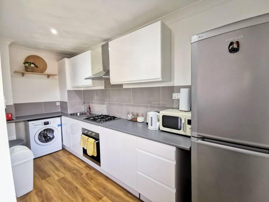 2 Bed Apt W/ Private Parking Close To Town Centre Huntingdon Exterior foto