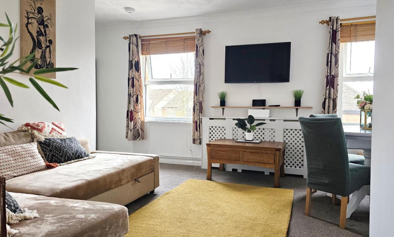 2 Bed Apt W/ Private Parking Close To Town Centre Huntingdon Exterior foto