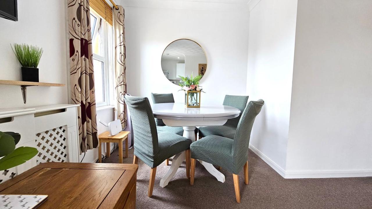 2 Bed Apt W/ Private Parking Close To Town Centre Huntingdon Exterior foto